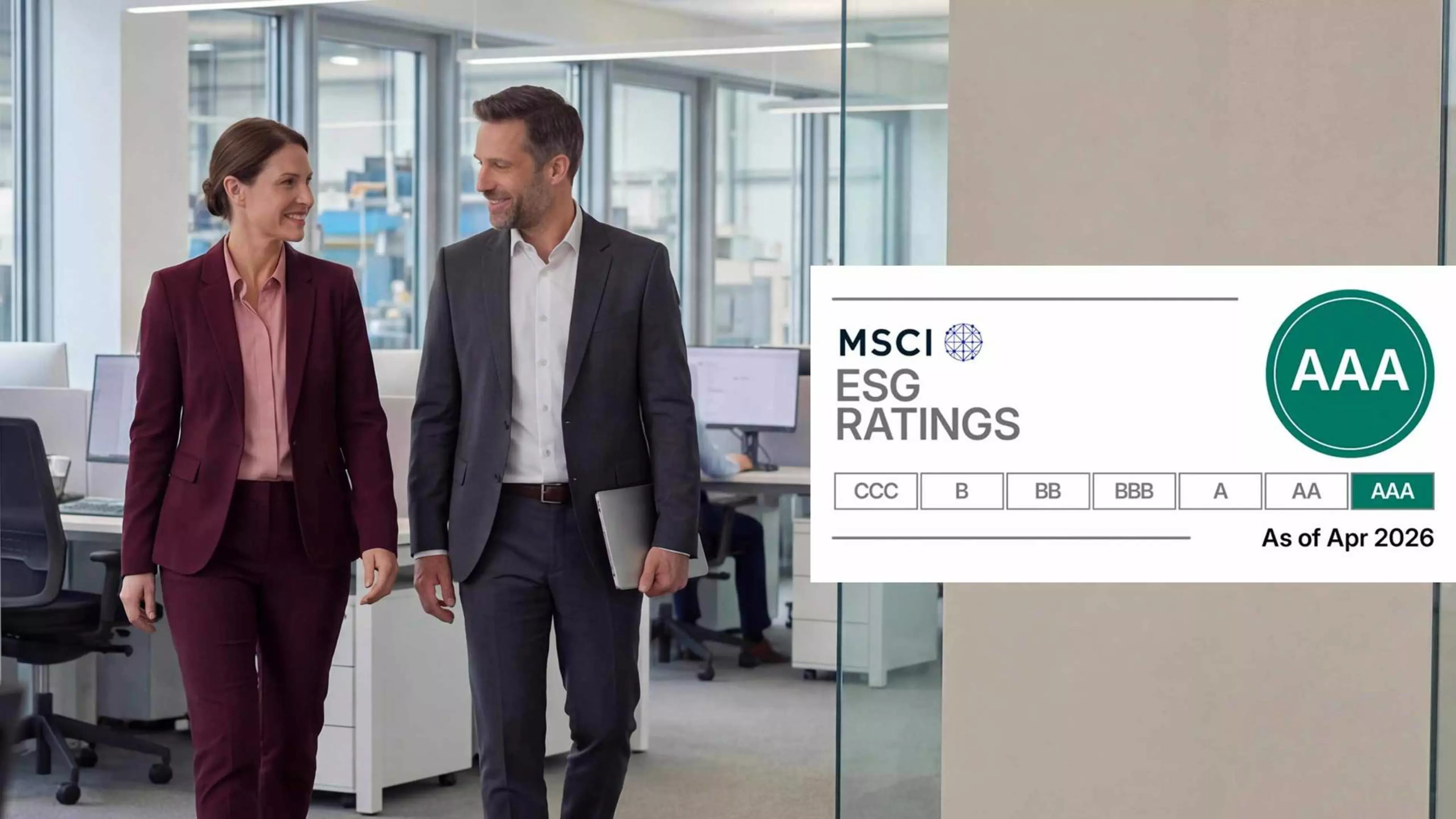 Un hombre y una mujer hablan mientras caminan por la oficina. Sobreimpreso, el sello MSCI ESG RATINGS AAA.