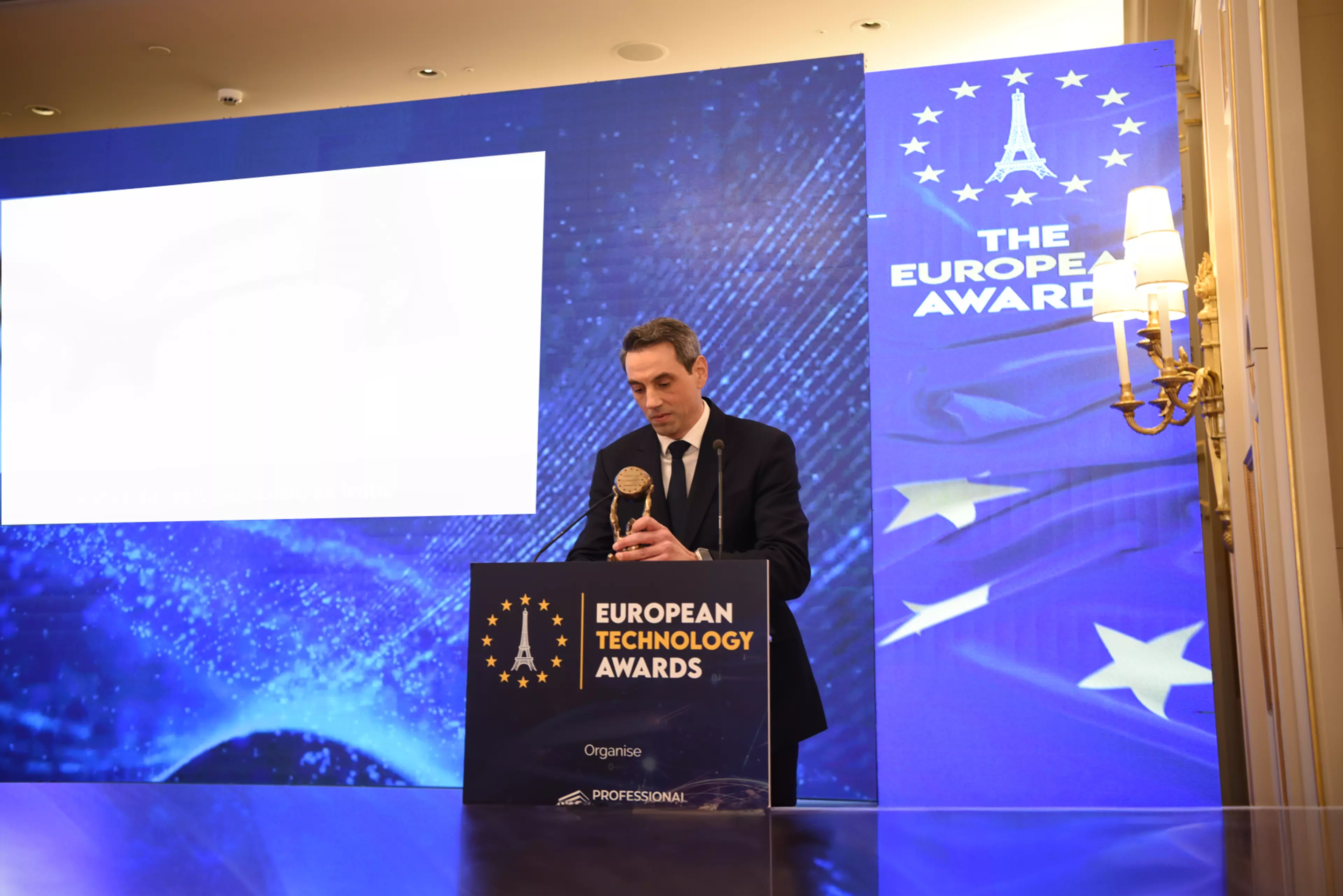 Álex Hidalgo recibiendo el premio en los European Technology Awards
