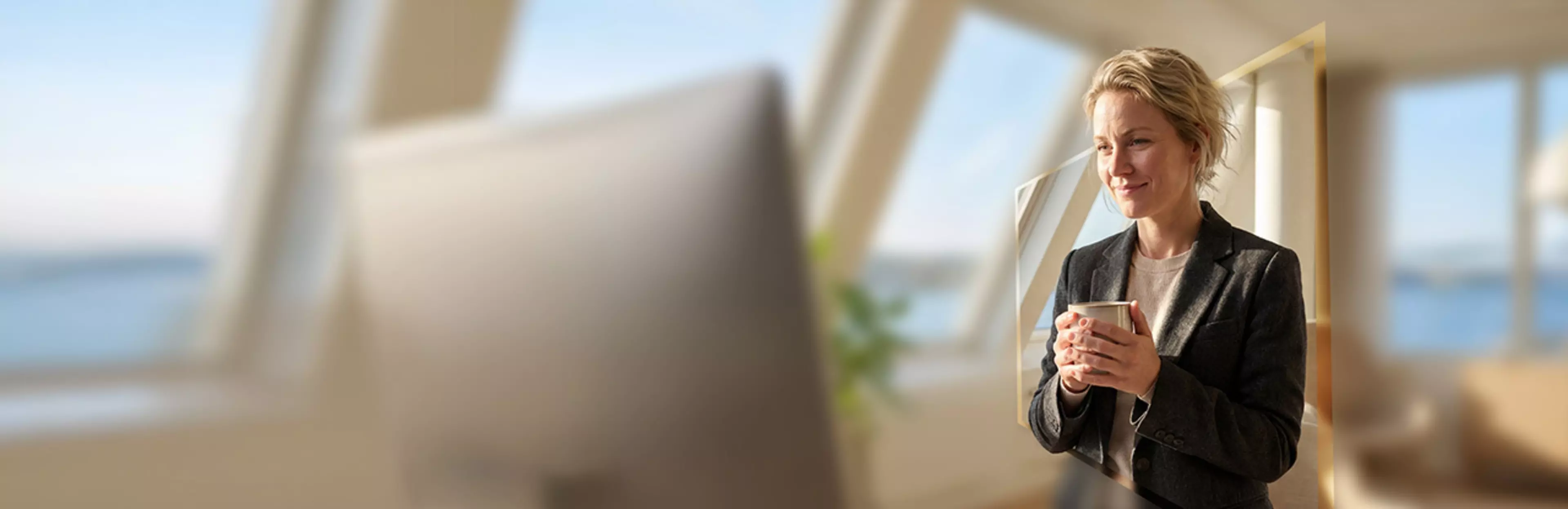 Kvinna tittar på datorskärm