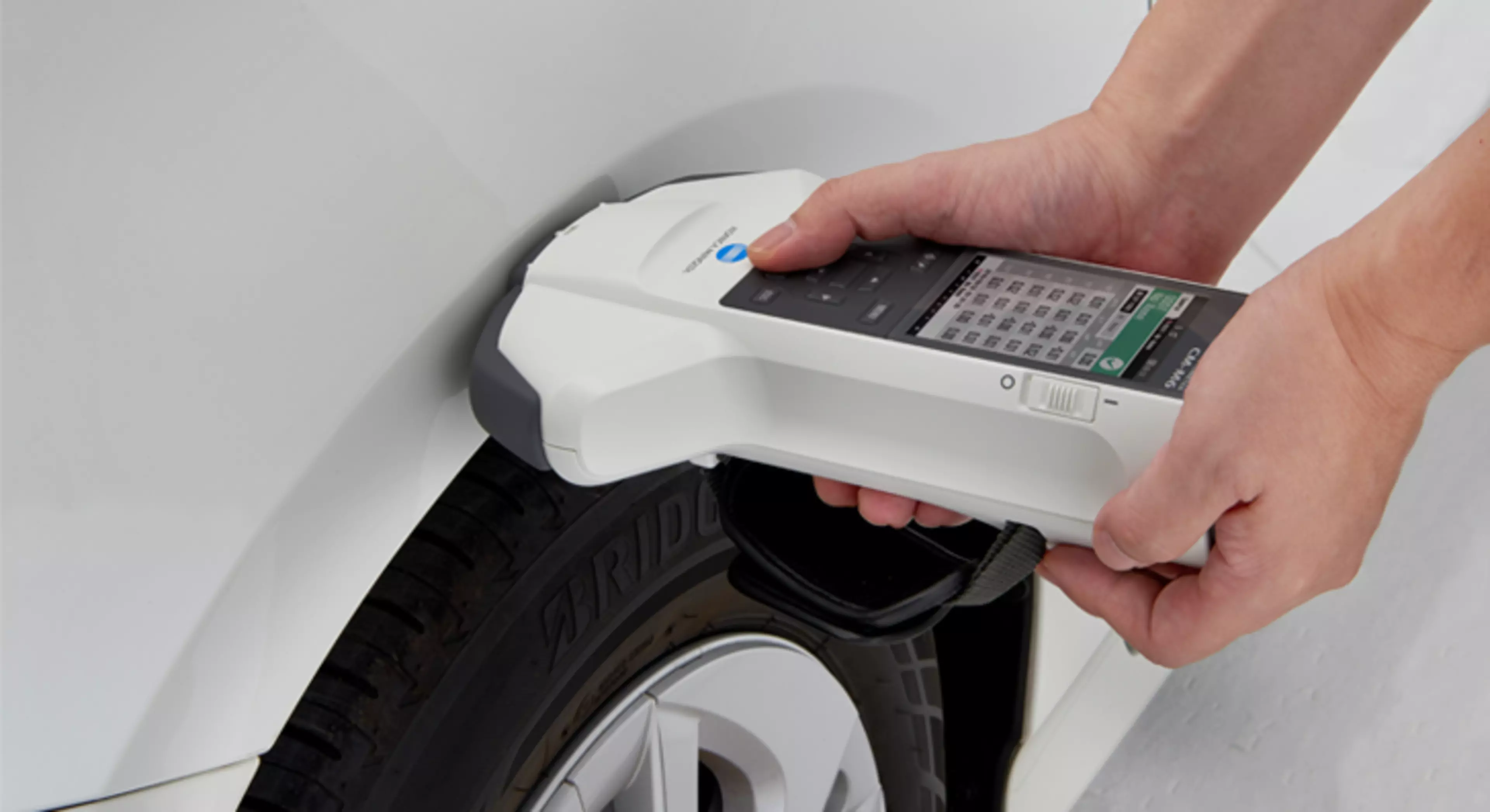 CM-M^ measuring the automotive body wheel arch for metallic paint