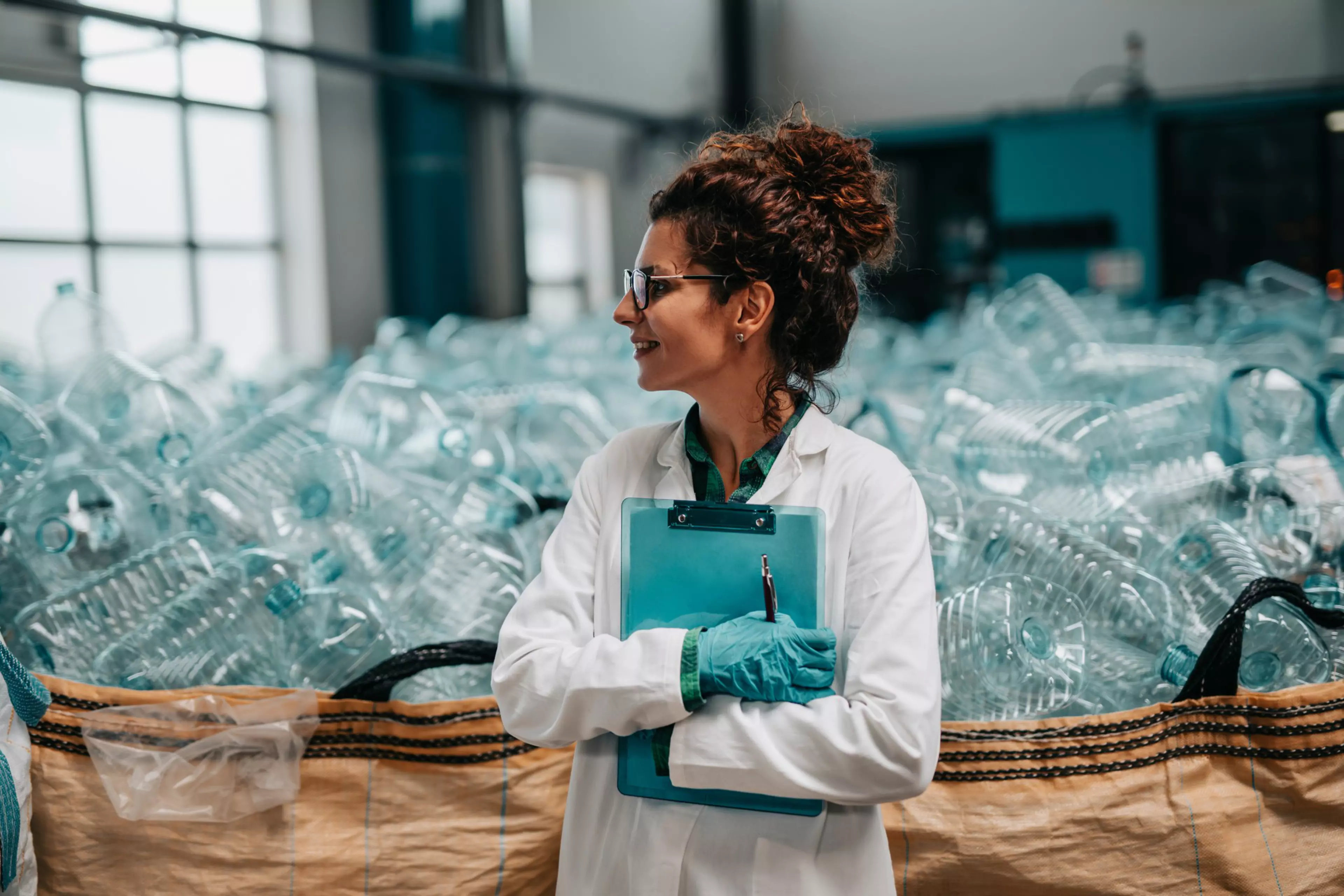 Trabajadora en una planta de reciclaje de plásticos