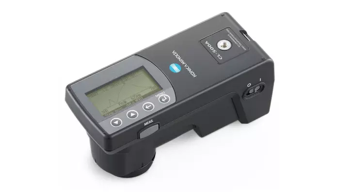 Hand-held Illuminance Spectrophotometer CL-500A ideal for the measurement of LED lighting (display view, horizontal)