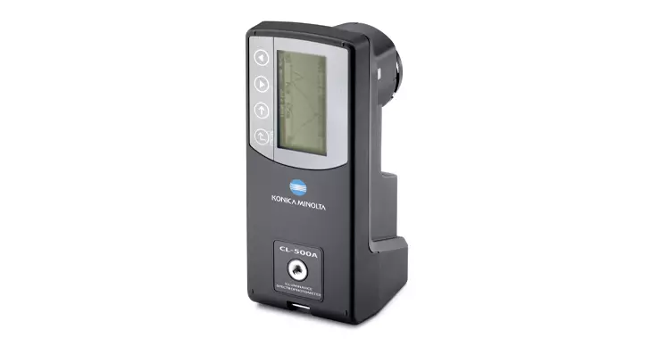 Hand-held Illuminance Spectrophotometer CL-500A ideal for the measurement of LED lighting (display view, vertical)
