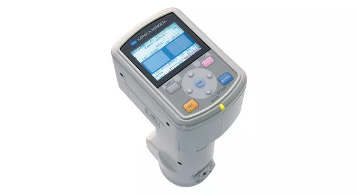 Portable Spectrophotometers CM-700d / CM-600d, with a large size colour LCD screen for numerical and graphic data display