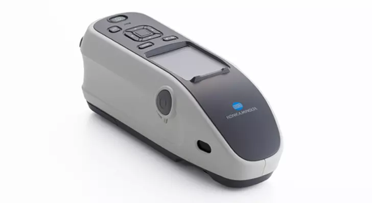 Portable spectrophotometer CM-25cG with 45°c:0° geometry and true 60°-gloss-sensor (front left view)
