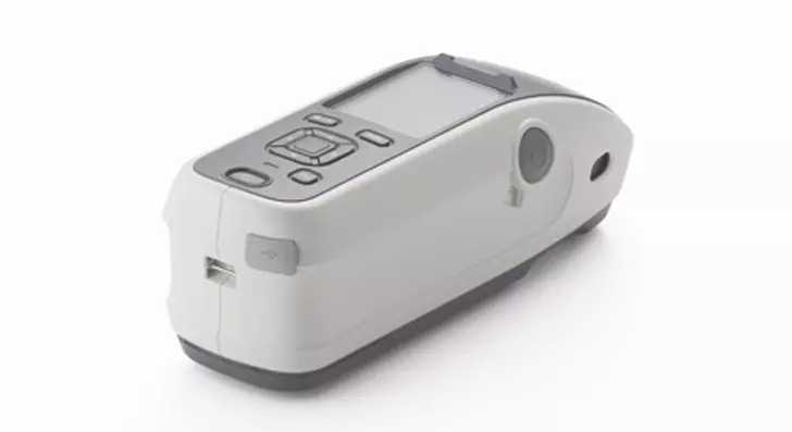 Portable spectrophotometer CM-25cG with 45°c:0° geometry and true 60°-gloss-sensor (back view)