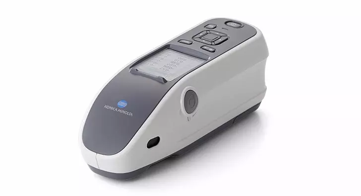 Portable spectrophotometer CM-25cG with 45°c:0° geometry and true 60°-gloss-sensor (front left view)